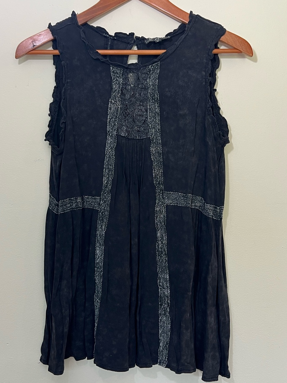 POL Black Acid Wash Crochet Lace Trim
Sleeveless Tunic Top Babydoll Flowy Tank M